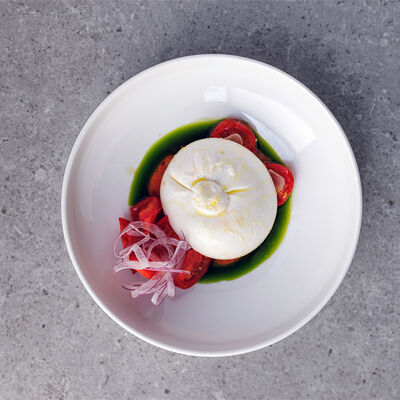 Буррата, томаты, базиликовое масло в 321 Club by Novikov по цене 930