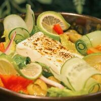 Греческий салат с карамелизированной фетой в Hidden