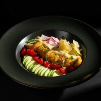 Боул с курицей и медово-горчичным соусом в Cocos Lounge