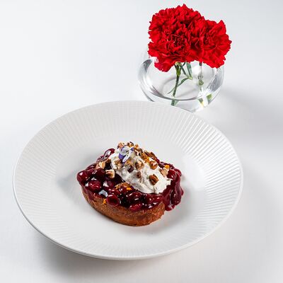 Бриошь с вишней и орехом пекан в Dr. Живаго по цене 660 ₽