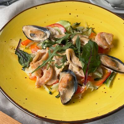 Салат с морепродуктами в Кафе Это Факт по цене 800 ₽