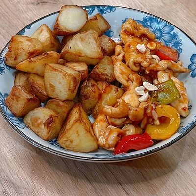 Цыпленок гунбао с картофелем 1+1 в Цзао Ван по цене 625 ₽