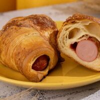 Круассан с сосиской и соусом в Пекарня Буханка