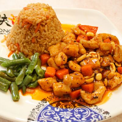 Курица с овощами, арахисом и жареным рисом в Kong Fu по цене 620 ₽