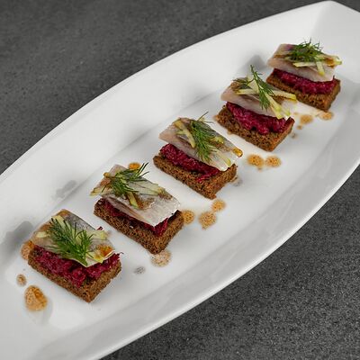 Закуска из тихоокеанской сельди со свеклой на бородинском хлебе в Кафе Nебо по цене 300 ₽