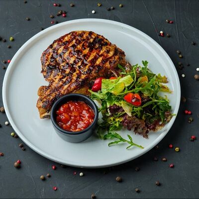 Свиная корейка с овощным салатом в Mesto Sushi & Grill по цене 770