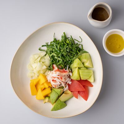 Салат с крабом в Местные по цене 2100 ₽