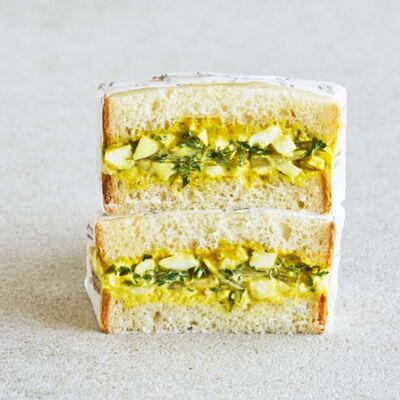 Сэндвич со сливочным салатом из яиц, карри, корнишонами и кресс-салатом в Рыбку съесть по цене 279 ₽