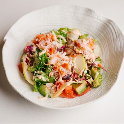 Салат с камчатским крабом, авокадо, спелыми томатами и соусом спейси в Круча по цене 1550 ₽