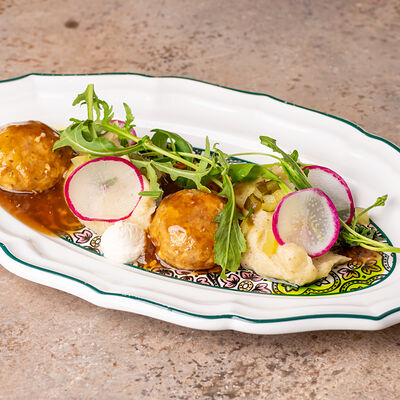 Котлеты из цыпленка с муссом пармезан и трюфельным пюре в Lili по цене 840 ₽