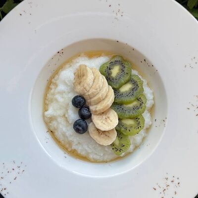 Рисовая каша с фруктами в Корица по цене 385 ₽