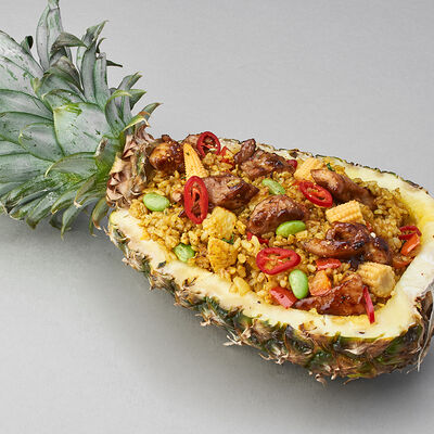 Рис по-тайски Као Пад в ананасе с курицей в Mojo по цене 690