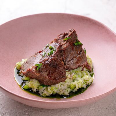 Томленые говяжьи щечки в ODA по цене 1665 ₽