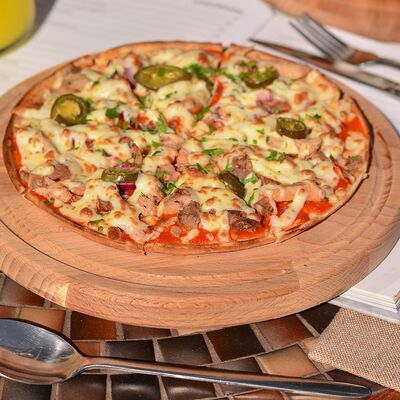 Пицца чикен чиз. Пицца чикен чиз. Пицца клаб. Экзотические пиццы. Логотипы пиццерий в мире.