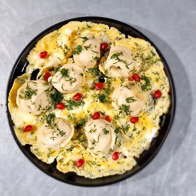 Яичница с пельмешкамив Лори кафе по цене 850 ₽