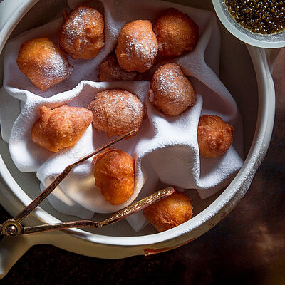 Пончики Вздохи монашки с осетровой икрой в Гвидон по цене 1600 ₽