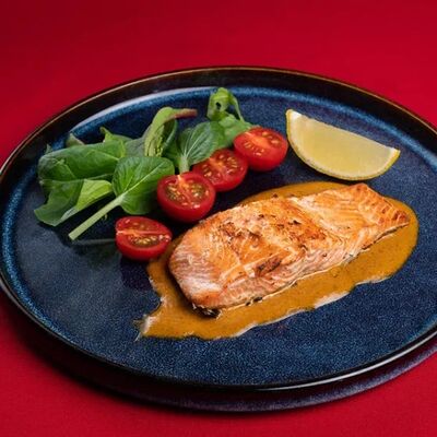 Стейк из лосося с соусом Ромеско и овощамив Лаунж бар 6/20 по цене 1070 ₽