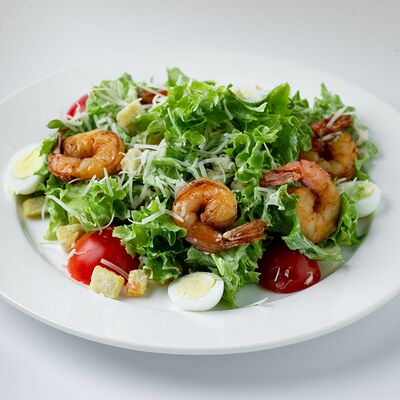 Салат Цезарь с креветками в Черная Кошка по цене 719 ₽