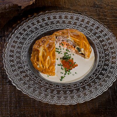 Кулебяка с мурманской форелью и волжским судакомв Гусь в яблоках по цене 1250 ₽