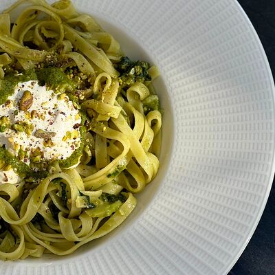 Зеленая паста со страчателлой, соусом песто и фисташкамив Berberry & ptichka по цене 750 ₽