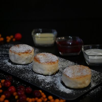 Сырники со сметанойв Трасса по цене 300 ₽