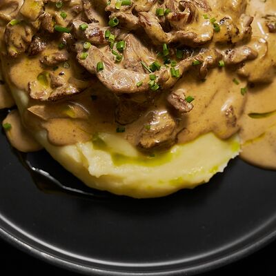 Бефстроганов из телячьей вырезки с белыми грибами в Великий Goodwine по цене 990 ₽