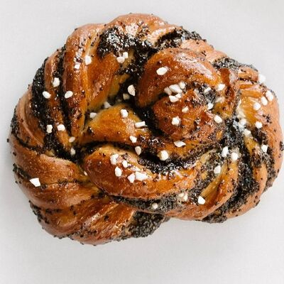 Сдобная булка с маком (1 шт.) в Эклерная по цене 210 ₽