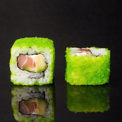 Калифорния с копченым лососем в Sushi Bar по цене 590 ₽
