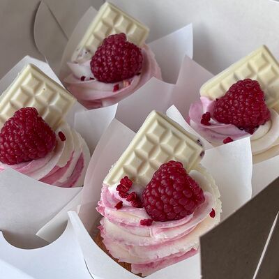 Капкейк украшенный малиной в Di Panna Confetteria по цене 310 ₽