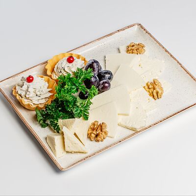 Сырная тарелка по-кавказски в Ривьера по цене 700 ₽