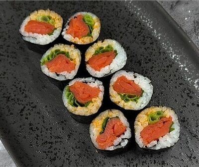 Хосомаки с копченой неркой в Хочу Краба Суши Маркет по цене 450 ₽