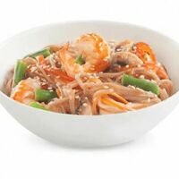 Гречневая лапша WOK с креветками и сливочным соусомв Ассорти