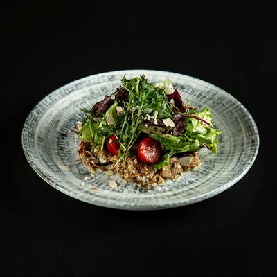 Теплый салат с куриной печенью и грибами в Mimi по цене 924 ₽