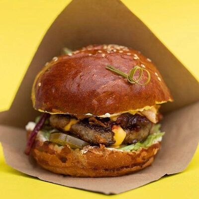 Гамбургер в Журавль в небе Халяль по цене 635 ₽