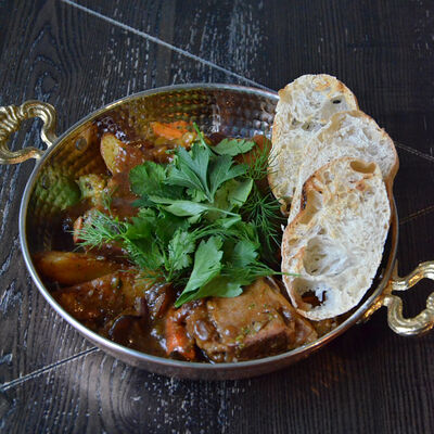 Большая сковорода с говядиной, овощами и зеленью в Гости, бистро по цене 1630 ₽