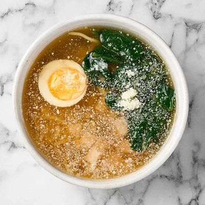 Суп с цыпленком и шпинатом в Mikemolly по цене 475 ₽