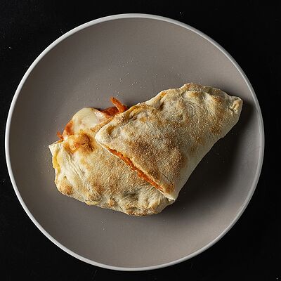 Кальцоне Маргарита в Высокий граД по цене 680 ₽