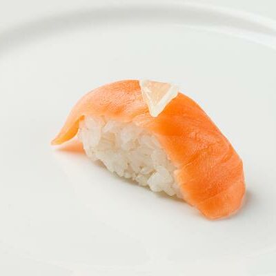 Суши с копченым лососем в Sushi Fish по цене 120 ₽