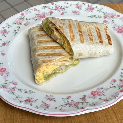 Ролл со скремблом, креветкой и гуакамоле в Кофеин по цене 769 ₽