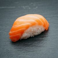 Нигири с лососем в Tora Sushi