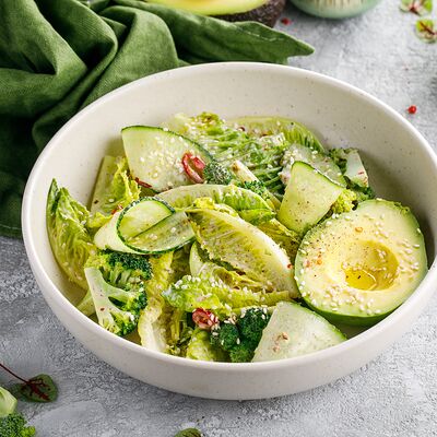 Салат с ромейном, брокколи и авокадо в Пряности & Радости на Васильевском по цене 490