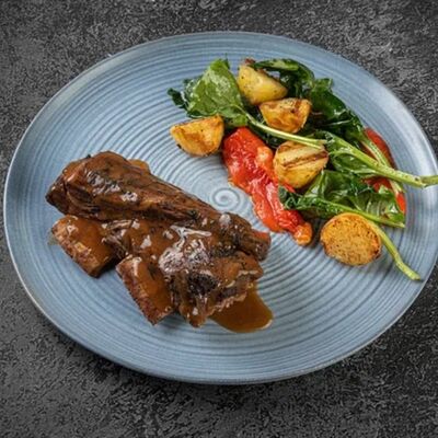 Говяжье ребро с молодым картофелем, шпинатом и пряным демиглас в Duran Bar & Grill по цене 539