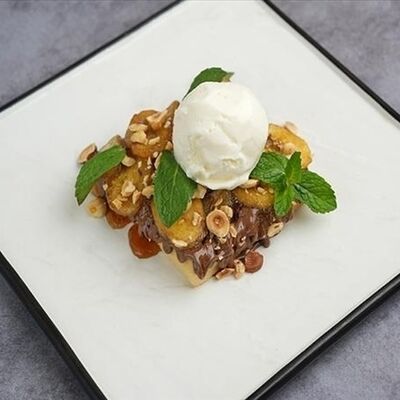 Вафли с нутеллой, бананом и орехами в Dolce casa по цене 560 ₽