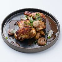 Цыпленок на гриле, лук конфи, картофель в Eva