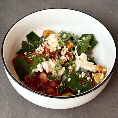 Салат с хрустящими баклажанами, томатами и страчателлой в Гости, бистро по цене 540 ₽