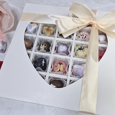 Большой подарочный набор Ассорти ручной работы в белой упаковке в Choco.cake.hand по цене 2650 ₽