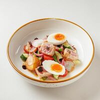 Салат с тунцом и горчичным винегретом в Buana cafe