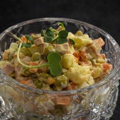 Оливье домашний с колбасой в По Чесноку по цене 610 ₽