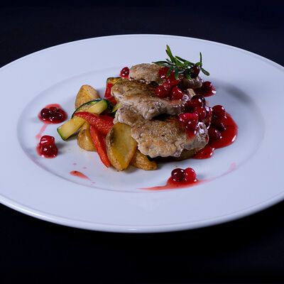 Жареная свинина с клюквенным соусом в Комедия по цене 28 р.