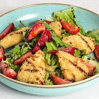 Салат с жаренным сыром Дор Блю в Луиджи & Тосё